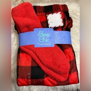 Women's Pajamas with Cozy Socks!!!😍😍